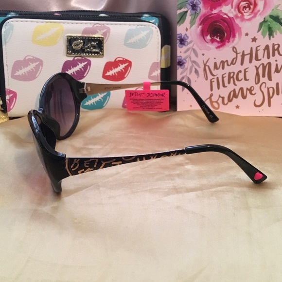 BETSEY JOHNSON BLACK SUNGLASSES LOGO METAL TEMPLE - Picture 5 of 6